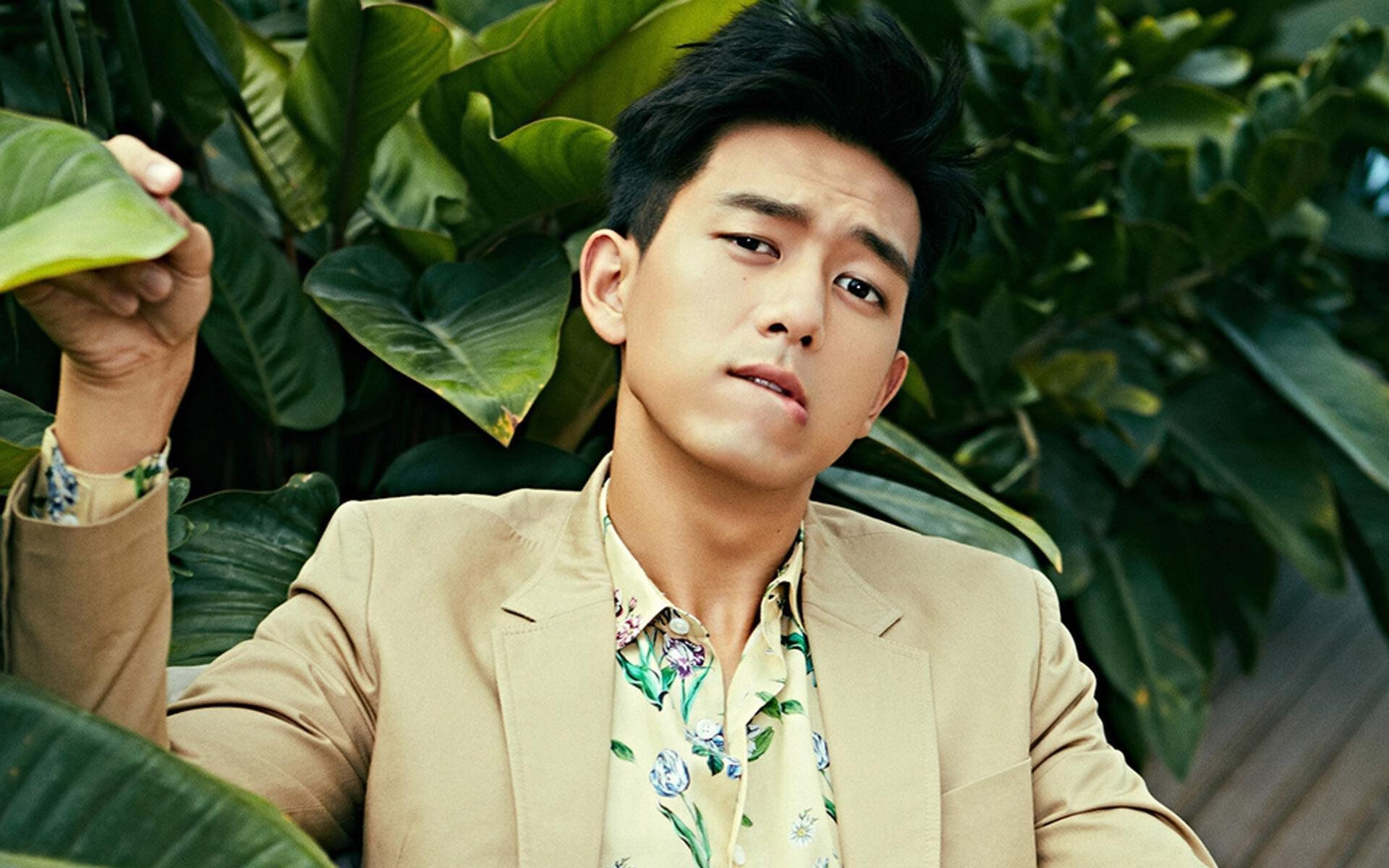 绘制“足球+旅游+体育”一体化发展产业链，推广城市足球文化，画一幅足球文化的画