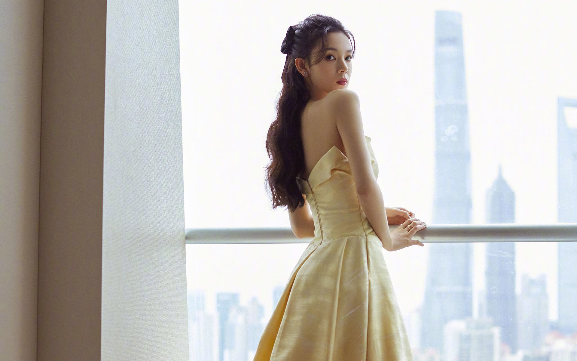 游泳队人数虽少,但质量不减,游泳队员组成一个方阵进行表演,已知方阵最外层有28人